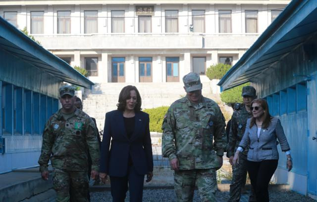 카멀라 해리스 미국 부통령이 29일 오후 경기 파주시 판문점을 찾아 둘러보고 있다. 파주=사진공동취재단