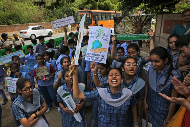 2019년 4월 12일 인도 뉴델리 환경부 앞에서 학생들이 환경보호를 요구하는 시위를 벌이고 있다. 뉴델리=AP