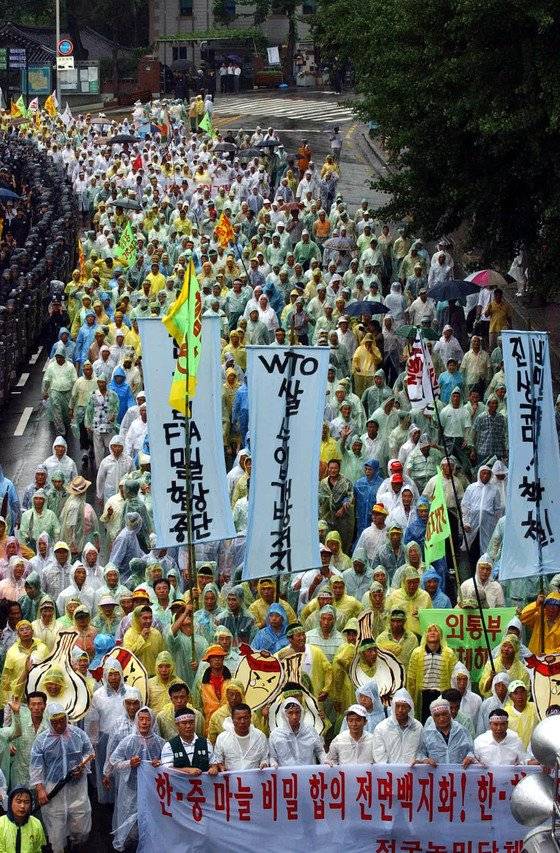 2000년 8월 서울 사직공원에서 '마늘파동'으로 불린 마늘 세이프가드 철폐 반대 시위에 나선 농민단체들. 중앙포토