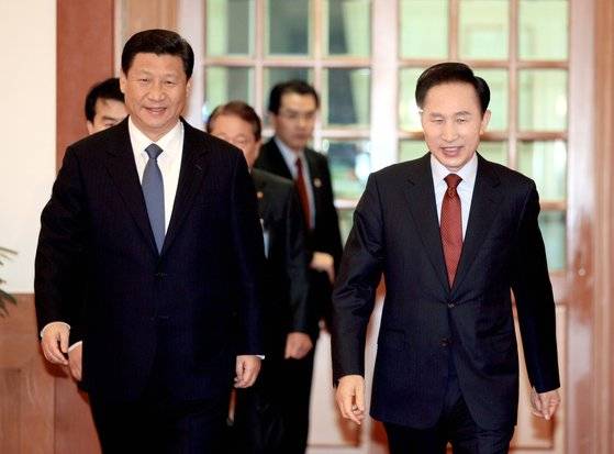 이명박 전 대통령이 2009년 12월 17일 청와대에서 방한한 시진핑 당시 중국 국가부주석과 만나 접견장으로 향하고 있다. 연합뉴스