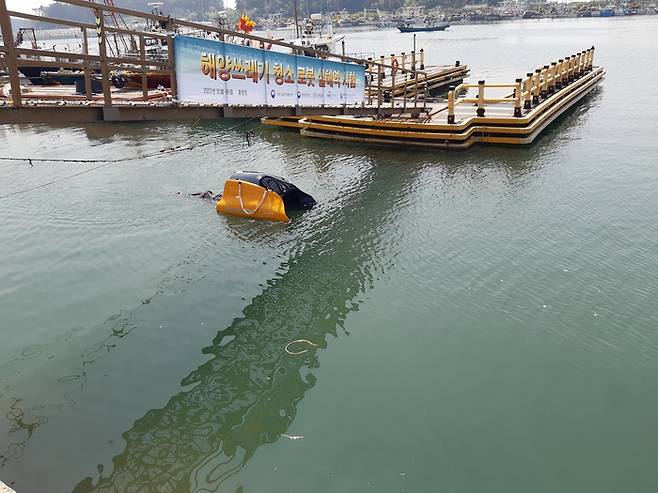 한국생산기술연구원이 개발한 해양 쓰레기 수거 로봇이 항구에서 항해에 나서고 있다. 선박이나 밧줄 등이 동체에 걸리지 않게 하기 위해 유선형으로 제작됐다. 생산기술연구원 제공