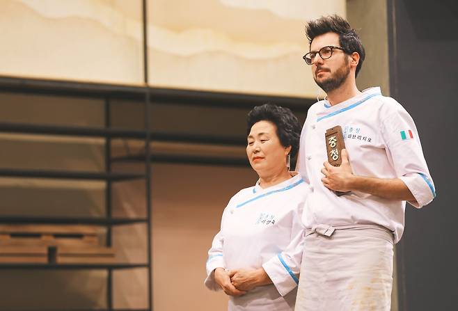 Food researcher Lee Young-sook (left) and Fabrizio Ferrari star in "Hansik Battle." (Tving)