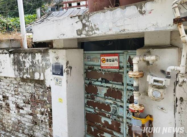 28일 오후 서울 종로구 사직동 사직2구역 도시환경정비사업 현장. 오래된 빈집 철문 위로 출입금지 표시가 붙어있다.&nbsp; &nbsp;사진=조현지 기자&nbsp;