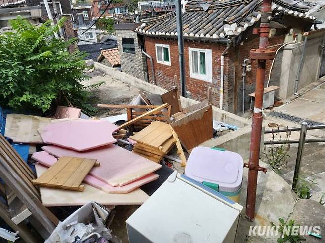 28일 오후 서울 종로구 사직동 사직2구역 도시환경정비사업 현장. 빈집들 사이로 폐기된 가구 쓰레기들이 널부러져 있었다.&nbsp; &nbsp;사진=조현지 기자