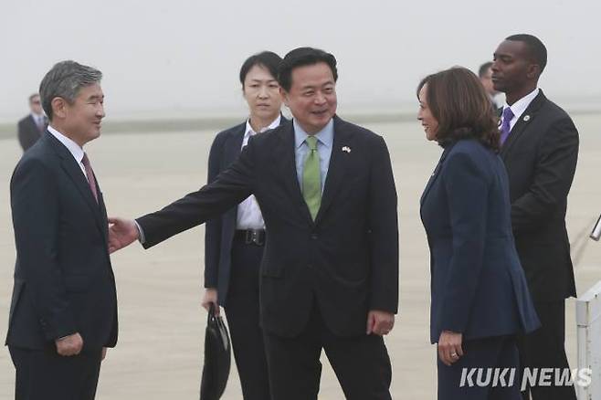 조현동 외교부 제1차관(가운데)이 29일 오전 경기도 평택시 오산 공군기지에서 카멀라 해리스 미국 부통령을 맞이하고 있다. 왼쪽은 조태용 주미국대한민국대사관 대사.
