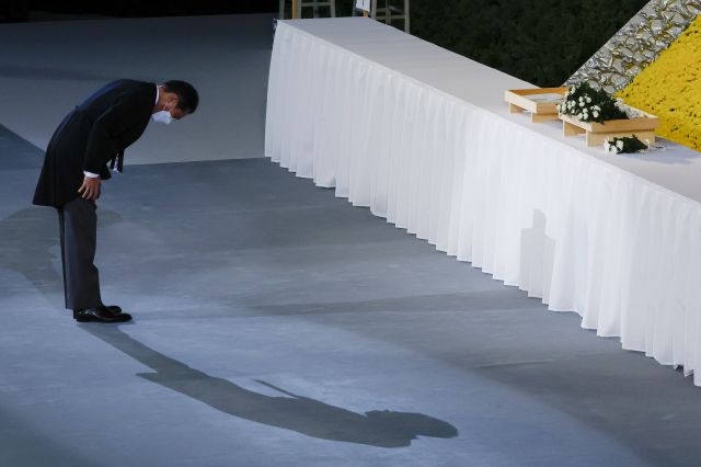 기시다 후미오 일본 총리가 27일 도쿄의 닛폰부도칸에서 열린 아베 신조 전 일본 총리의 국장에 참석해 헌화 후 고인을 참배하고 있다. 뉴시스
