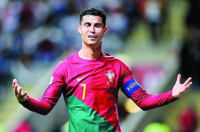 크리스티아누 호날두는 홈인 포르투갈 브라가 시립경기장에서 열린 2022-2023 시즌 유럽축구연맹(UEFA) 네이션스리그(NL) 2조 6차전에서 스페인에 패배한 뒤 아쉬워하고 있다. 포르투갈은 파이널 진출에 실패했다. 로이터연합뉴스