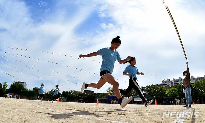 [대구=뉴시스] 이무열 기자 = 가을운동회가 열린 28일 오전 대구 동구 아양초등학교에서 학생들이 맑은 가을하늘 아래 달리기 시합을 하고 있다. 2022.09.28. lmy@newsis.com