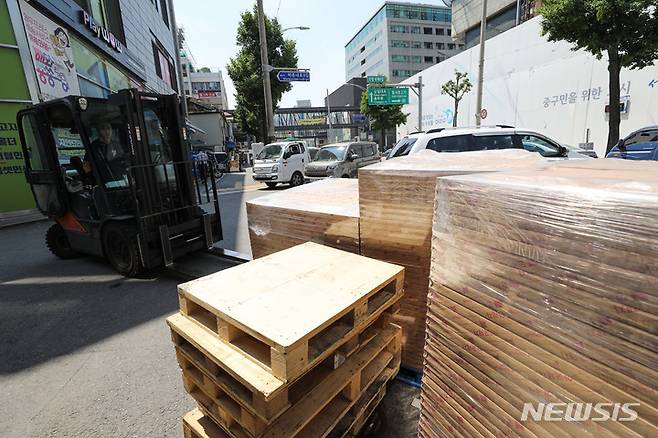 [서울=뉴시스] 권창회 기자 =  고용노동부가 올해 들어 제조업 현장에서 운반·하역작업 과정 중 근로자 사망사고가 급증한데 따른 조치로 제조업 산업현장에 사망사고 '위험 경보'를 발령했다. 고용부에 따르면 지난 1월부터 이달 6일까지 발생한 운반·하역 사고사망자는 25명으로 전년 동기(7명) 대비 18명 늘어났다. 사진은 24일 오후 서울 시내 한 골목에서 지게차 운전수가 작업하는 모습. 2022.05.24. kch0523@newsis.com