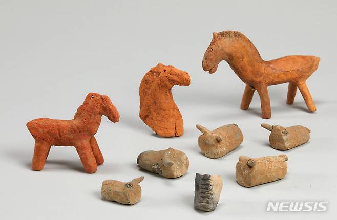 [나주=뉴시스] 국립나주박물관이 오는 30일부터 내년 2월5일까지  '고대 영산강 사람과 동물' 기획특별전을 연다. 사진은 동물 모양을 본떠 만든 흙인형. (이미지=국립나주박물관 제공) 2022.09.29. photo@newsis.com