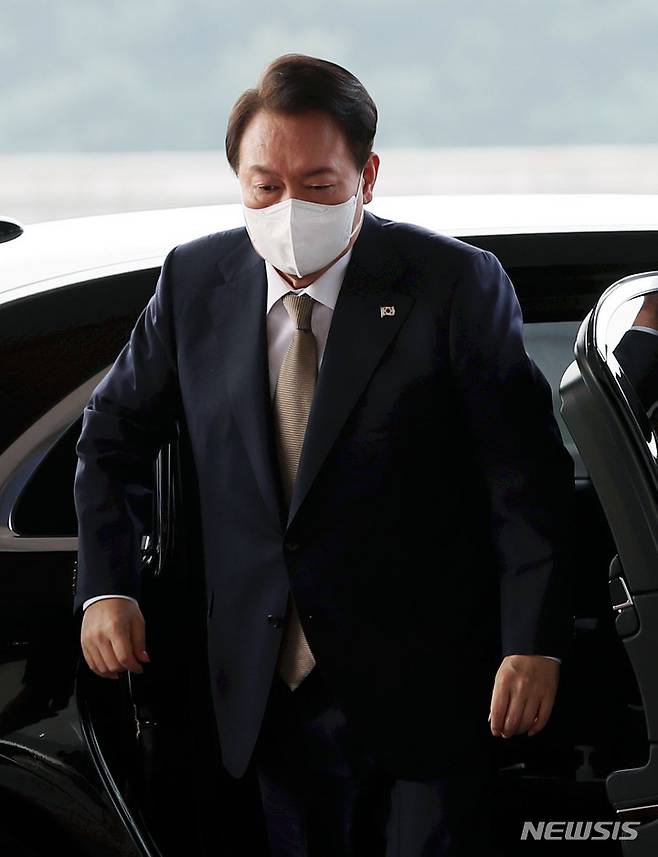 [서울=뉴시스] 홍효식 기자 = 윤석열 대통령이 29일 서울 용산 대통령실 청사로 출근하고 있다. 2022.09.29. yesphoto@newsis.com