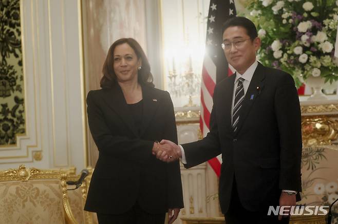 [도쿄=AP/뉴시스] 카멀라 해리스(왼쪽) 미국 부통령이 지난 26일 일본 도쿄의 아카사카궁 영빈관에서 기시다 후미오 총리를 만나 악수하고 있다. 해리스 부통령은 지난 27일 열린 아베 신조 전 총리의 국장 참석 차 방일했다. 2022.09.29.