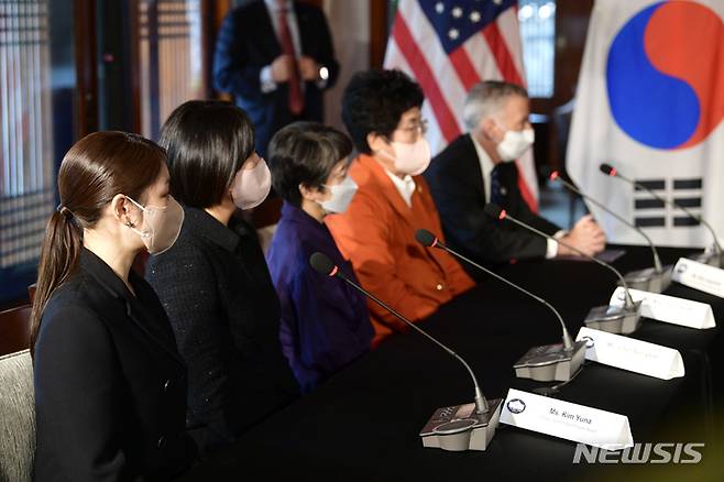 [서울=뉴시스] 사진공동취재단 = 29일 서울 중구 미국대사관저에서 열린 카멀라 해리스 미국 부통령과의 간담회에 김연아(왼쪽) 전 피겨선수, 최수연 네이버 대표, 백현욱 한국여자의사회 회장, 김정숙 한국여성정치문화연구소 회장이 참석해 발언을 경청하고 있다. 2022.09.29. photo@newsis.com