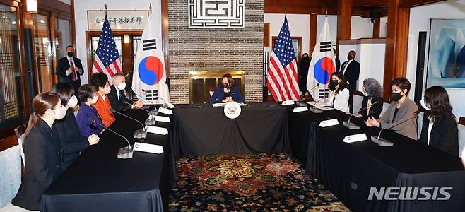 [서울=뉴시스] 사진공동취재단 = 카멀라 해리스 미국 부통령이 29일 서울 중구 미국대사관저에서 각 분야의 여성 리더들을 만나 간담회를 갖고 있다. 2022.09.29. photo@newsis.com