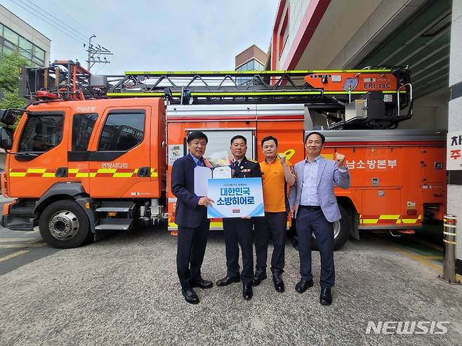 [서울=뉴시스]타이어뱅크 '소방히어로'에 선정된 조연우 소방위.(사진=타이어뱅크 제공) 2022.9.29 photo@newsis.com