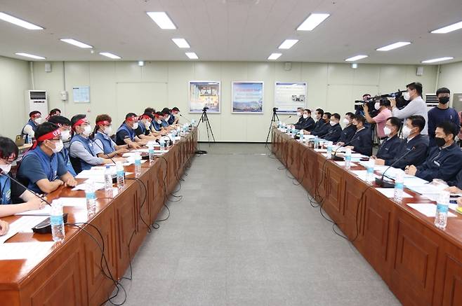 [부산=뉴시스] 부산교통공사와 부산지하철노조가 29일 오후 부산 금정구 노포차량사업소 홍보장에서 16차 단체교섭을 진행하고 있다. (사진=부산교통공사 제공) *재판매 및 DB 금지