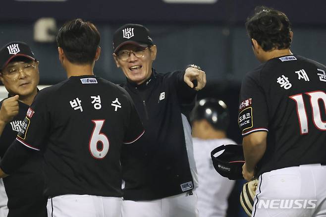 [서울=뉴시스] 조성우 기자 = 29일 오후 서울 송파구 잠실야구장에서 열린 2022 KBO리그 KT 위즈와 LG 트윈스의 경기, KT 이강철 감독이 LG에 5-3 승리를 거둔 뒤 기뻐하고 있다. 2022.09.29. xconfind@newsis.com