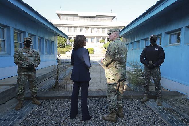 [파주=뉴시스] 사진공동취재단 = 카멀라 해리스 미국 부통령이 29일 경기 파주시 판문점을 방문해 시설을 살펴보고 있다. 2022.09.29. photo@newsis.com