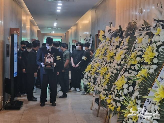 7명이 숨진 현대프리미엄아울렛 대전점 화재 희생자의 첫 발인이 지난 28일 유족들의 눈물 속에서 진행됐다. 인상준 기자