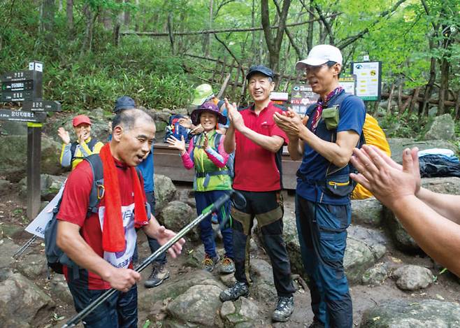 김요섭 씨의 천왕봉 트리플 등정에 등산객들이 환호하고 있다. 경남도청 제공