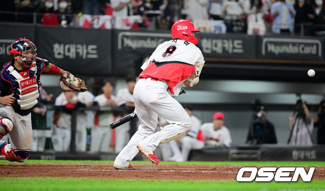 [OSEN=광주, 지형준 기자] 29일 오후 광주-기아챔피언스필드에서 '2022 신한은행 SOL KBO 리그' KIA 타이거즈와 롯데 자이언츠의 경기가 열렸다.7회말 1사 2,3루에서 KIA 류지혁이 스퀴즈 번트를 성공하고 있다. 2022.09.29 /jpnews@osen.co.kr