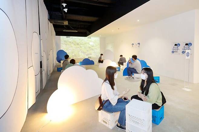28일, 서울시 마포구 아츠스테이 성산 2호점에서 운영 중인 국산 우유 브랜드 팝업스토어 ‘밀키맨션’에서, 방문객들이 도심 속 목장을 콘셉트로 연출된 ‘밀키가든’에 앉아 휴식을 취하고 있다.우유자조금 제공