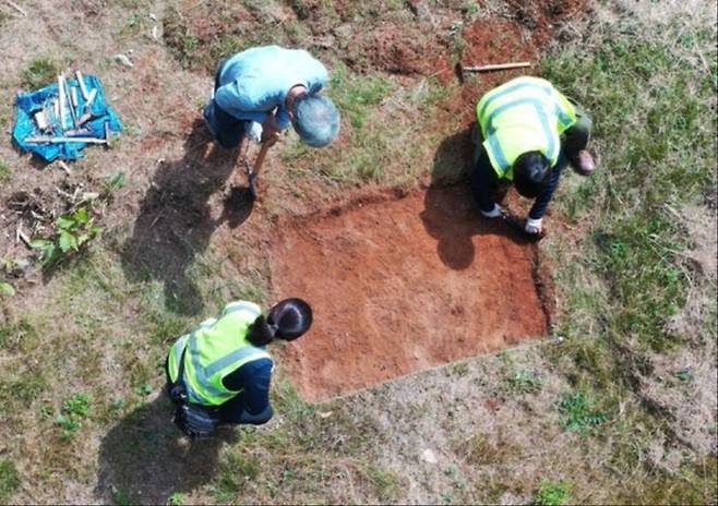 지난 26일 오전 경기도 안산시 단원구 선감동 선감학원 관련 유해 매장 추정지에서 관계자들이 시굴 조사를 하고 있다. 안산=연합뉴스