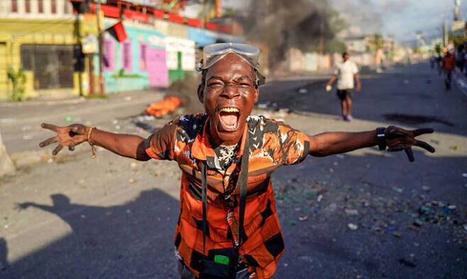 28일(현지시간) 총파업이 진행 중인 아이티 수도 포르토프랭스에서 한 시위자가 아리엘 앙리 총리의 퇴진을 요구하고 있다. 포르토프랭스=AFP연합뉴스