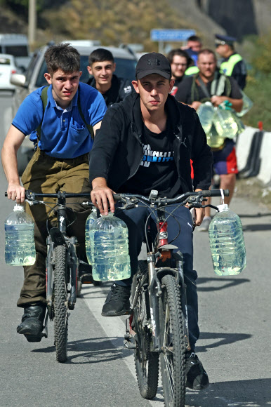 러시아-조지아 국경의 상황 - 러시아 북오세티야-알라니아 공화국. 28일(현지시간) 자전거를 타는 사람들은 휘발유가 든 병을 러시아-조지아 국경의 버크니 라스 검문소로 운반한다. 러시아 내무부에 따르면, 9월 17일부터 26일까지 약 7만 8천 명의 러시아인들이 그루지야에 입국했고, 62,000 명 이상이 돌아왔다. 북오세티야 당국은 비주택용 자동차의 공화국 접근을 제한할 계획이다. 초안 및 법 집행관들로 구성된 기동 태스크 그룹은 공화국 입구와 러시아-조지아 국경의 베르흐니 라스 검문소에 배치되어 초안 통지서를 배포하고 있다. 푸틴 러시아 대통령은 9월 21일 러시아에 부분적인 군사 동원을 발표했다. 타스 연합뉴스 2022-09-28