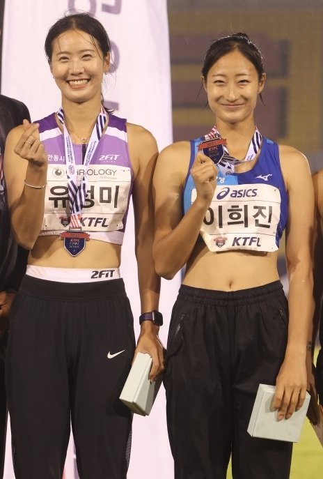 여자멀리뛰기 이희진(청양군청?오른쪽)은 라이벌 유정미(안동시청?왼쪽)와 한국 최고 자리를 놓고 경쟁하고 있다. 올해 3년 만에 개인최고기록(6m44)을 경신했고, 동계훈련을 성실히 소화한 덕에 꾸준히 6m대 기록을 유지하고 있다. 이젠 한국기록 경신과 주요 국제대회 출전을 꿈꾼다. 8월 익산에서 열린 한국실업육상연맹 KTFL 챔피언십 여자멀리뛰기에서 유정미를 꺾고 우승을 차지한 이희진. 사진제공 I 한국실업육상연맹