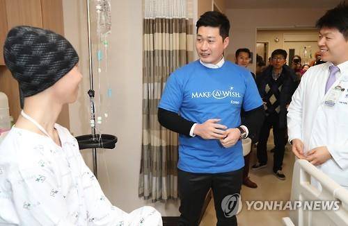 2016년 암과 싸우는 어린이들을 찾아 격려한 오승환 [연합뉴스 자료사진]