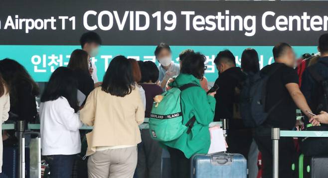 29일 인천국제공항 1터미널 코로나19 검사센터에서 입국자들이 검사를 기다리고 있다. [사진=뉴스1]