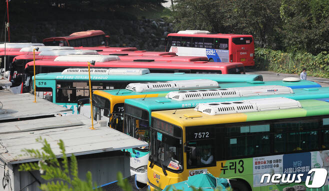 지난 29일 오후 경기 성남시의 한 버스차고지에 버스들이 정차돼 있다. /뉴스1