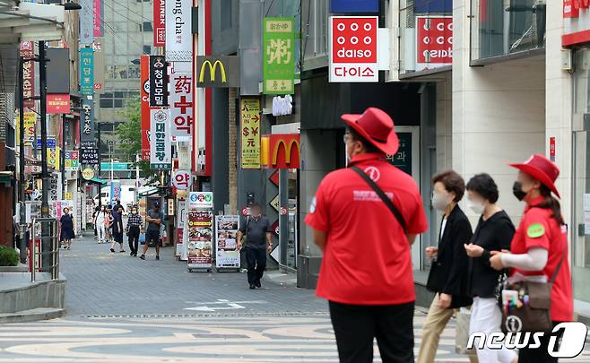 광복절 연휴인 14일 서울 중구 명동거리가 한산한 모습을 보이고 있다. 2022.8.14/뉴스1 ⓒ News1 이동해 기자