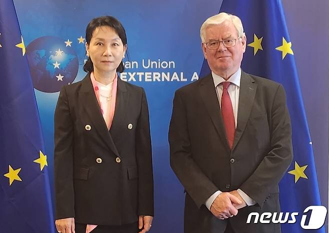 이신화 북한인권국제협력대사(왼쪽)과 이몬 길모어 EU 인권특별대표.(외교부 제공)