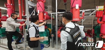 29일 대전의 한 판매시설에서 소방특별조사반이 소방 시설을 점검하고 있다..(대전시 제공)/뉴스1