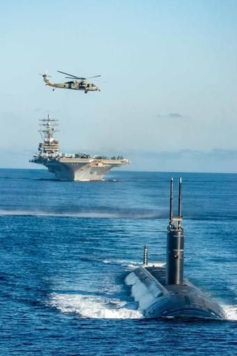 한미일 대잠전 훈련에 참가한 미군 전력들이 30일 동해 공해상에서 기동훈련을 하고 있다. 앞쪽부터 잠수함 '애너폴리스', 항공모함 '로널드 레이건', 해상작전헬기 '시호크'. (해군 제공)
