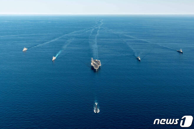 한미일 대잠전 훈련 참가전력들이 30일 동해 공해상에서 기동훈련을 하고 있다. 오른쪽부터 미 해군 구축함 '벤폴드', 우리 구축함 '문무대왕함', 미 해군 항공모함 '로널드 레이건', 일본 해상자위대 호위함 '아사히', 미 해군 순양함 '첸슬러스빌'. 대열 맨 앞은 미 해군 잠수함 '애너폴리스'. (해군 제공) 2022.9.30/뉴스1