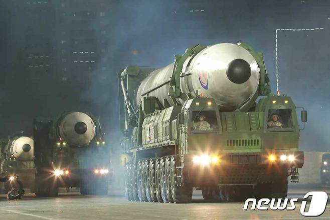 (평양 노동신문=뉴스1) = 북한 대륙간탄도미사일(ICBM) '화성-17형' [국내에서만 사용가능. 재배포 금지. DB 금지. For Use Only in the Republic of Korea. Redistribution Prohibited] rodongphoto@news1.kr