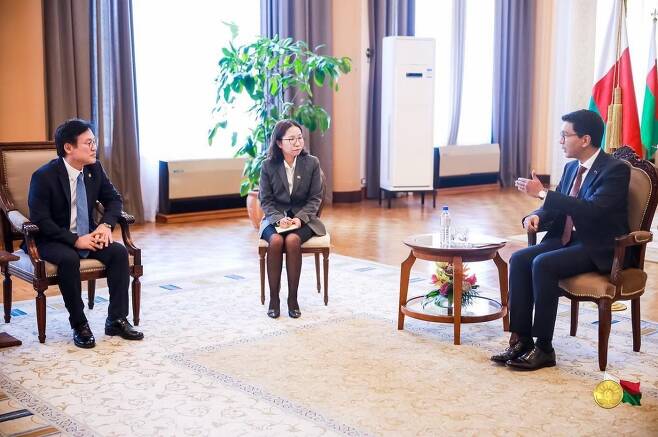 손혁상 코이카 이사장과 안드리 라조엘리나 마다가스카르 대통령이 28일 마다가스카르 대통령궁에서 대화하고 있다.(코이카 제공)