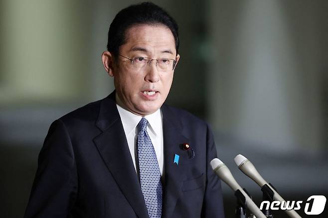 기시다 후미오 일본 총리가 우크라 전쟁 전인 지난 2월15일(현지시간) 도쿄 총리 관저에서 볼로디미르 젤렌스키 우크라이나 대통령과 전화 통화를 마친 뒤 취재진을 만나 우크라이나의 주권과 영토의 일체성을 일관되게 지지한다는 뜻을 전했다고 밝히고 있다. ⓒ AFP=뉴스1 ⓒ News1 우동명 기자