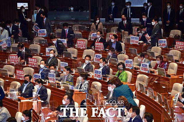 국민의힘 소속 의원들은 29일 박진 외교부 장관 해임안에 대해 항의 팻말을 내걸었다. 국회는 이날 민주당 단독으로 박 장관 해임안을 통과시켰다.