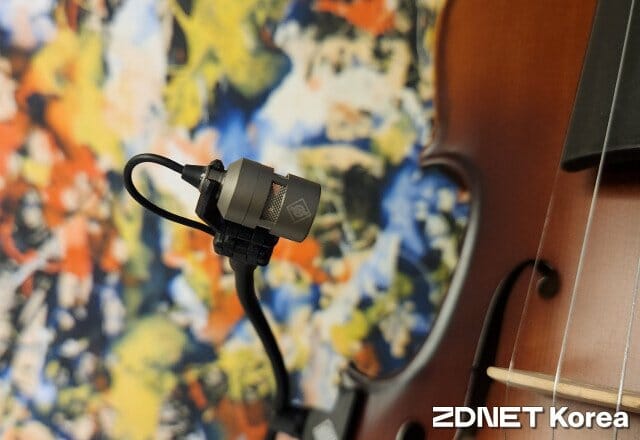 젠하이저 노이만의 미니어처 클립 마이크 MCM. 바이올린 등 악기에 빠르게 설치해 사용할 수 있다. (사진=지디넷코리아)