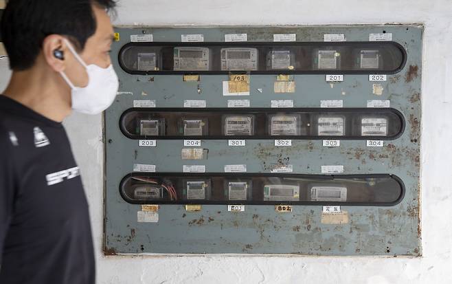 9월 30일 서울 시내 한 빌라 외벽에 전력 계량기가 설치돼 있다. 한국전력은 다음 달부터 전기 요금을 kWh당 7.4원 올리기로 했다. 4인 가구 기준 전기 요금이 2270원 오를 것으로 예상된다고 밝혔다. 도시가스 요금도 4인 가구 기준 5400원이 오른다. /김지호 기자
