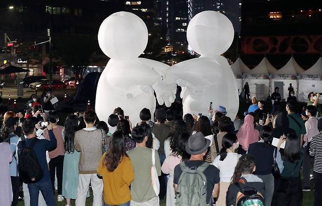 30일 오후 서울광장에서 열린 서울거리예술축제를 찾은 시민들이 컴퍼니퀴담의 '허버트의 꿈' 공연을 즐기고 있다. /뉴스1