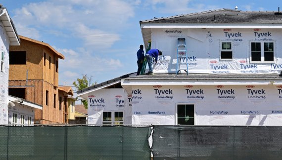 지난달 16일(현지시간) 미국 캘리포니아주 얼람브라의 주택 신축 공사장 모습.AFP연합뉴스