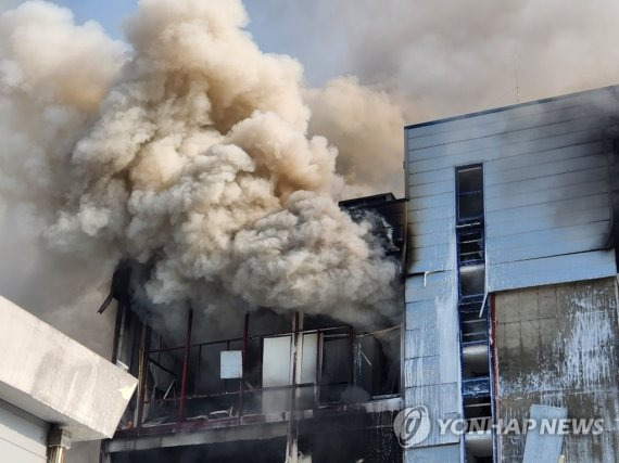 30일 오후 경기도 화성시 향남읍의 한 제약회사 공장에서 폭발에 의한 화재가 발생, 소방대원들이 진화작업을 벌이고 있다.