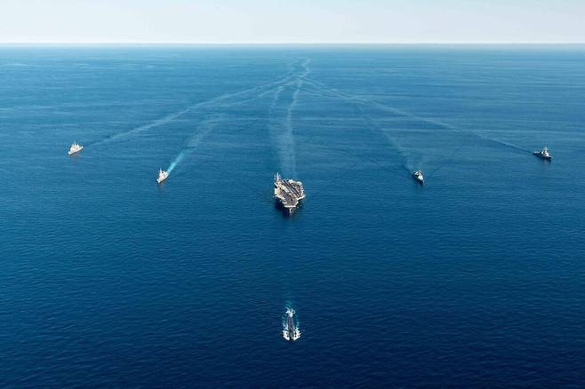 30일 오전 동해 공해상에서 한-미-일 대잠전 훈련 참가 군함들이 기동훈련을 하고 있다. 맨 앞쪽은 미 원자력추진 잠수함 아나폴리스함(SSN),  뒷줄 오른쪽부터 미 이지스구축함 벤폴드함(DDG), 한국 구축함 문무대왕함(DDH-II), 미 원자력추진 항공모함 로널드 레이건함(CVN), 일본 구축함 아사히함(DD), 미 순양함 첸슬러스빌함(CG). 해군 제공