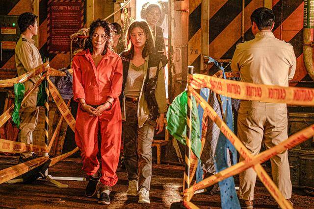 '늑대사냥'이 관객들을 만나는 중이다. 이 작품은 극악무도한 범죄자들을 태평양에서 한국까지 이송하는 바다 위 거대한 움직이는 교도소 내에서 잔혹한 반란이 시작되고 극한의 생존 게임이 펼쳐지는 이야기를 담았다. TCO더콘텐츠온 제공