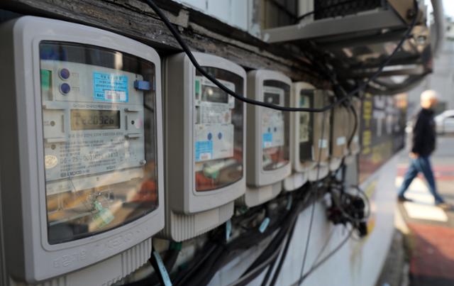 한국전력이 4분기 전기요금을 2.5원 올린다고 밝힌 30일 서울 중구 한 건물 외벽에 설치된 전력량계 모습. 뉴시스